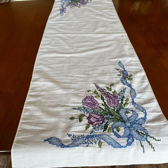 Vintage Hand Embroidered Table Runner Purple & Blueโ Floral Bouquet with Ribbon - Picture 8 of 8
